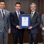 Israel Carvajal, responsable de Desarrollo de Negocio de AENOR en Cataluña; Jordi Mondéjar, director de Negocio de CaixaBank; David de Pastors, director general de Evaluación de la Conformidad de AENOR, y Josep Parareda, director de Acción Social de CaixaBank.