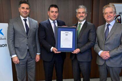 Israel Carvajal, responsable de Desarrollo de Negocio de AENOR en Cataluña; Jordi Mondéjar, director de Negocio de CaixaBank; David de Pastors, director general de Evaluación de la Conformidad de AENOR, y Josep Parareda, director de Acción Social de CaixaBank.