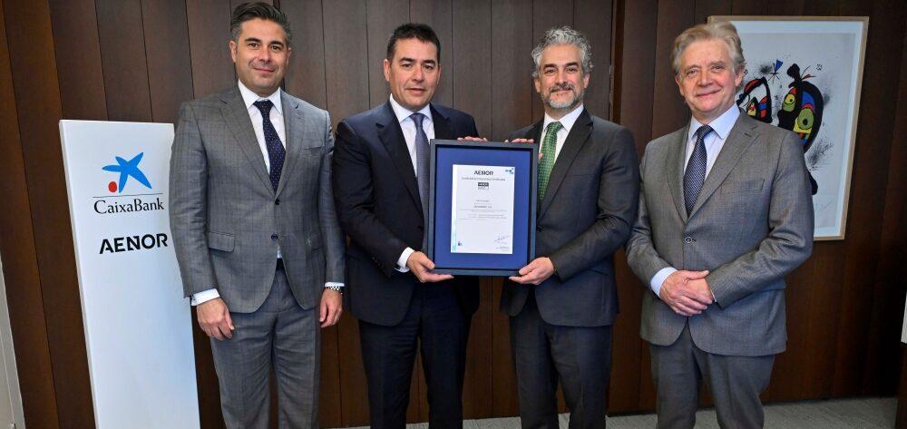 Israel Carvajal, responsable de Desarrollo de Negocio de AENOR en Cataluña; Jordi Mondéjar, director de Negocio de CaixaBank; David de Pastors, director general de Evaluación de la Conformidad de AENOR, y Josep Parareda, director de Acción Social de CaixaBank.