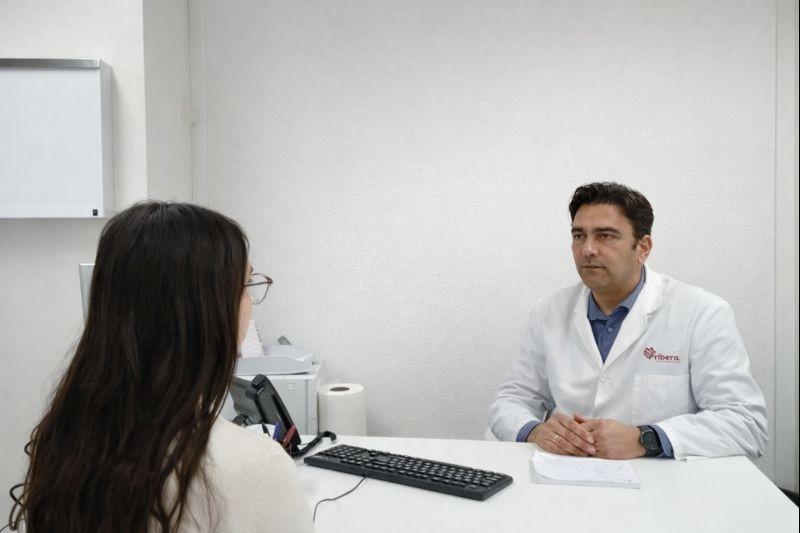 El psicólogo de Ribera, Agustin Gallardo, con una paciente - Imagen cedida por Ribera Salud