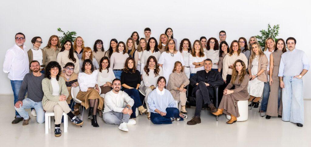 Foto de familia del equipo de Torres y Carrera, consultora de comunicación de referencia en 2025
