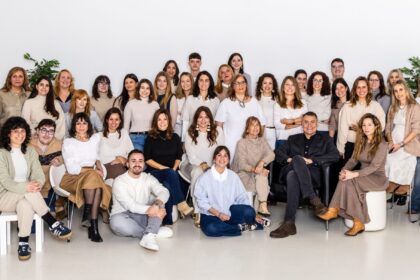 Foto de familia del equipo de Torres y Carrera, consultora de comunicación de referencia en 2025