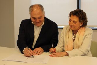 Firma del acuerdo de colaboración entre DomusVi y Bizontop para la creación de QIDAR