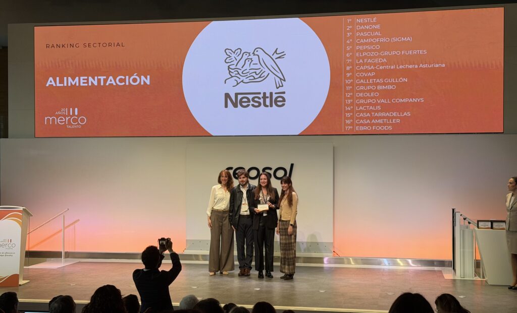 Así recogía Nestlé el reconocimiento como líder en el sector de la Alimentación en atracción de talento - Presentación del monitor Merco Talento 2025 (Imagen de Jaime Barrionuevo - Periodista de <a href=