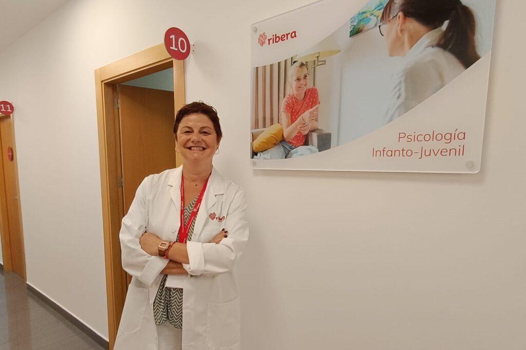 La psicóloga de Ribera, Mercedes Maruenda, en la entrada de su consulta - Imagen cedida por Ribera Salud