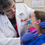 Marta y Laura en rehabilitación con foco en la neurologopedia - Imagen cedida por Grupo Ribera Salud