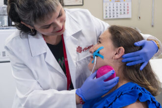 Marta y Laura en rehabilitación con foco en la neurologopedia - Imagen cedida por Grupo Ribera Salud