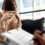 Los expertos coinciden en que la depresión es el resultado de una interacción compleja de factores biológicos, psicológicos y sociales - Imagen de Stock (Drazen Zigic en Freepik.es)