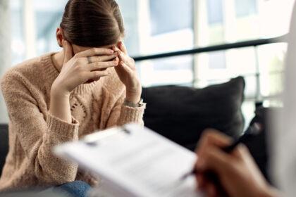 Los expertos coinciden en que la depresión es el resultado de una interacción compleja de factores biológicos, psicológicos y sociales - Imagen de Stock (Drazen Zigic en Freepik.es)