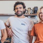 Los emprendedores Ximena, Paloma y Alexis han impulsado de la mano la cafetería Simona en San Sebastián, gracias al apoyo financiero de MicroBank