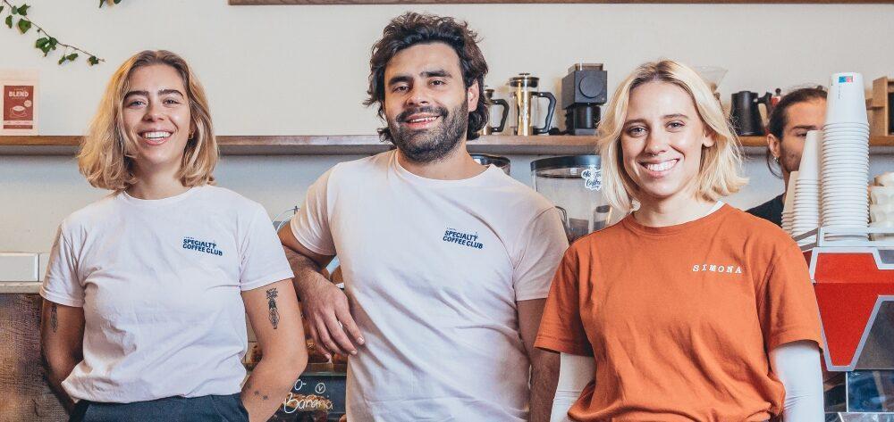 Los emprendedores Ximena, Paloma y Alexis han impulsado de la mano la cafetería Simona en San Sebastián, gracias al apoyo financiero de MicroBank