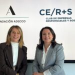 Amelia Navarro, presidenta del Club CE/R+S junto a Mercedes Alcover, Directora regional de la Fundación Adecco en la Comunitat Valenciana, en la firma del acuerdo