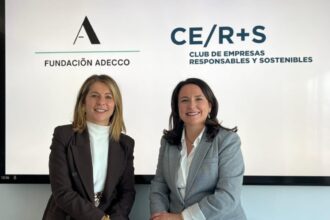 Amelia Navarro, presidenta del Club CE/R+S junto a Mercedes Alcover, Directora regional de la Fundación Adecco en la Comunitat Valenciana, en la firma del acuerdo