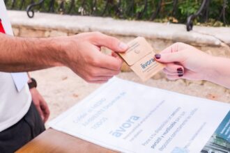 Los ceniceros se distribuirán del 13 al 15 de febrero en las zonas con mayor afluencia de la ciudad - Una colaboración de Ávora y el Ayuntamiento de Cádiz