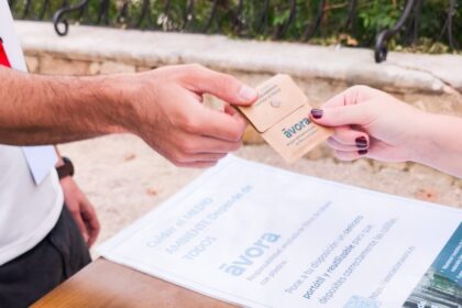 Los ceniceros se distribuirán del 13 al 15 de febrero en las zonas con mayor afluencia de la ciudad - Una colaboración de Ávora y el Ayuntamiento de Cádiz