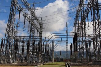 Conoce cómo se refuerza el sistema de transmisión eléctrica ante fenómenos meteorológicos