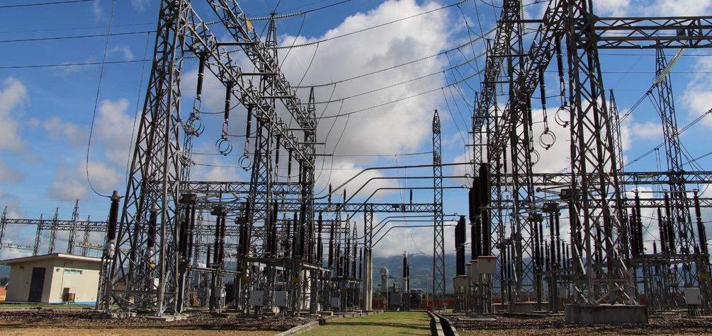 Conoce cómo se refuerza el sistema de transmisión eléctrica ante fenómenos meteorológicos