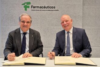 Jesús Aguilar, Presidente del Consejo General, y Olivier Ricq, Director General de Arkopharma, renuevan el convenio de colaboración entre ambas entidades