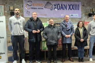 Gadis y el Monbus Obradoiro CAB han entregado 810 kilos de alimentos no perecederos al Albergue Xoán XXIII