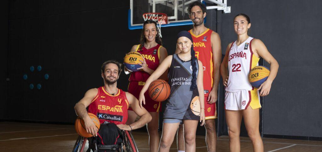 Elena, 14 años, jugadora de baloncesto y Álvaro, 16 años, ambos pacientes oncológicos son los padrinos de esta iniciativa junto a los jugadores de élite Joan Capdevilla, Virginia Torrecilla, Juana Camilión, Gracia Alonso, Dani Stix y Javier Beirán - Imagen cedida por Unoentrecienmil