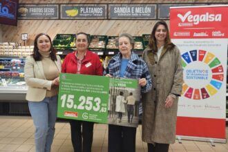 Entrega de la donación solidaria de "La compra de tu vida" a la Asociación Española Contra el Cáncer - Imagen cedida por Vegalsa-Eroski