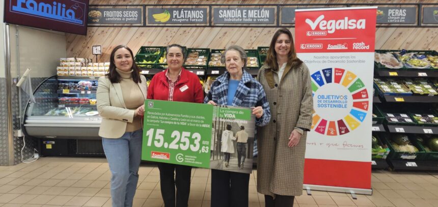 Entrega de la donación solidaria de "La compra de tu vida" a la Asociación Española Contra el Cáncer - Imagen cedida por Vegalsa-Eroski