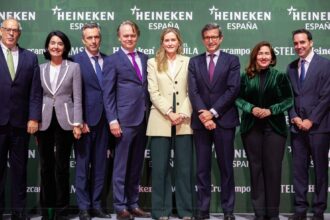 Etienne Strijp, Presidente de HEINEKEN España junto a Sara Aagesen, Vicepresidenta tercera y Ministra para la Transición Ecológica y el Reto Demográfico - Imagen cedida por HEINEKEN España