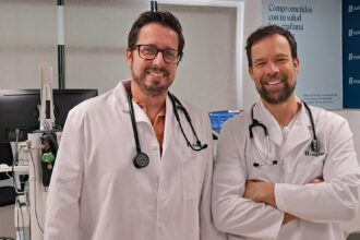 Dr. Javier Fernández Sarabia y Dr. Carlos Rubio-Iglesias García - Imagen cedida por Hospiten
