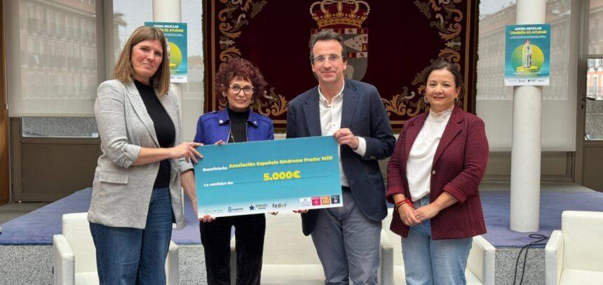 Entrega del cheque de 5.000€ a la Asociación Española Síndrome Prader-Willi tras la campaña “Ahora reciclar también es ayudar” - Imagen cedida por Ecoembes