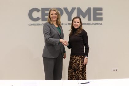 La Presidenta de CEPYME, Ángela de Miguel, junto a Rosa Trigo, Consejera Delegada de Ecoembes, en la firma del acuerdo
