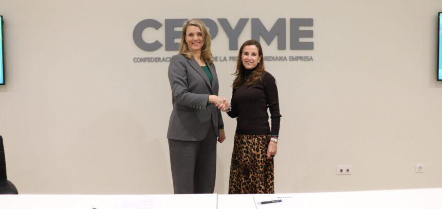La Presidenta de CEPYME, Ángela de Miguel, junto a Rosa Trigo, Consejera Delegada de Ecoembes, en la firma del acuerdo