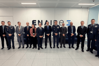 Foto de familia de la visita del JEMA, con el General Francisco Braco Carbo y el Director General de ENAIRE, Enrique Maurer - Imagen cedida por ENAIRE