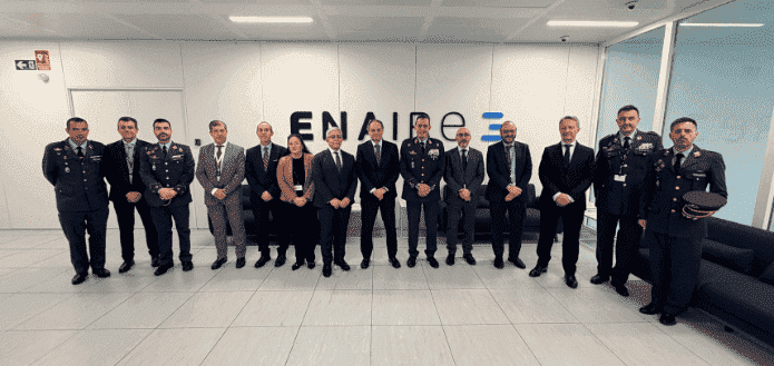 Foto de familia de la visita del JEMA, con el General Francisco Braco Carbo y el Director General de ENAIRE, Enrique Maurer - Imagen cedida por ENAIRE