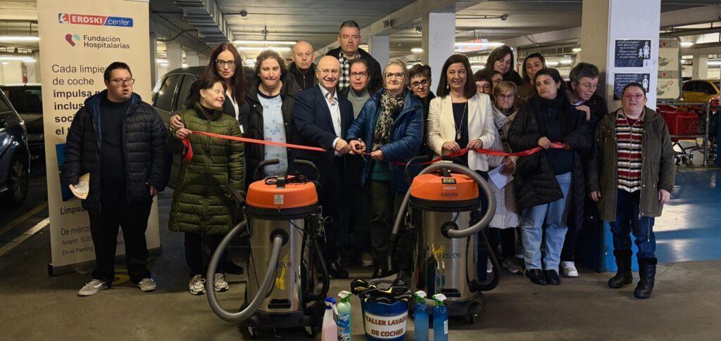 Inauguración del nuevo servicio de limpieza de vehículos en el Eroski Center de Betanzos - Imagen cedida por Vegalsa-Eroski y Fundación Hospitalarias Betanzos