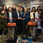 Inauguración del nuevo servicio de limpieza de vehículos en el Eroski Center de Betanzos - Imagen cedida por Vegalsa-Eroski y Fundación Hospitalarias Betanzos