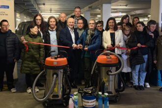 Inauguración del nuevo servicio de limpieza de vehículos en el Eroski Center de Betanzos - Imagen cedida por Vegalsa-Eroski y Fundación Hospitalarias Betanzos