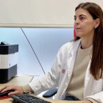 La doctora Paloma Lluch, en consulta - Imagen cedida por Ribera Mestalla (Grupo Ribera Salud)