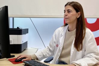La doctora Paloma Lluch, en consulta - Imagen cedida por Ribera Mestalla (Grupo Ribera Salud)