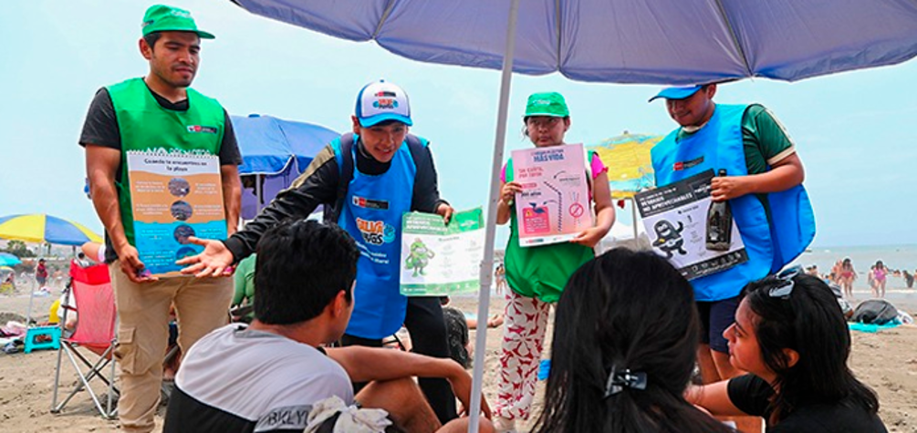 Minam promueve conciencia ambiental en veraneantes que acuden a la playa Los Yuyos