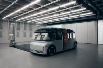 El nuevo SUE People Mover, un minibús eléctrico totalmente autónomo presentado oficialmente por UE | STUDIOS como propuesta para redefinir la movilidad urbana del futuro - Imagen cedida por Covestro