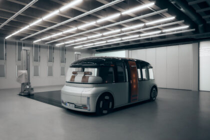 El nuevo SUE People Mover, un minibús eléctrico totalmente autónomo presentado oficialmente por UE | STUDIOS como propuesta para redefinir la movilidad urbana del futuro - Imagen cedida por Covestro