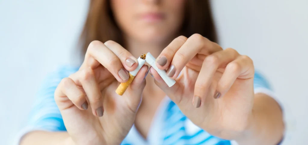 Se impulsará la implicación activa de las farmacias comunitarias en la prevención y tratamiento del tabaquismo - Imagen de Stock (nensuria en Freepik.es)