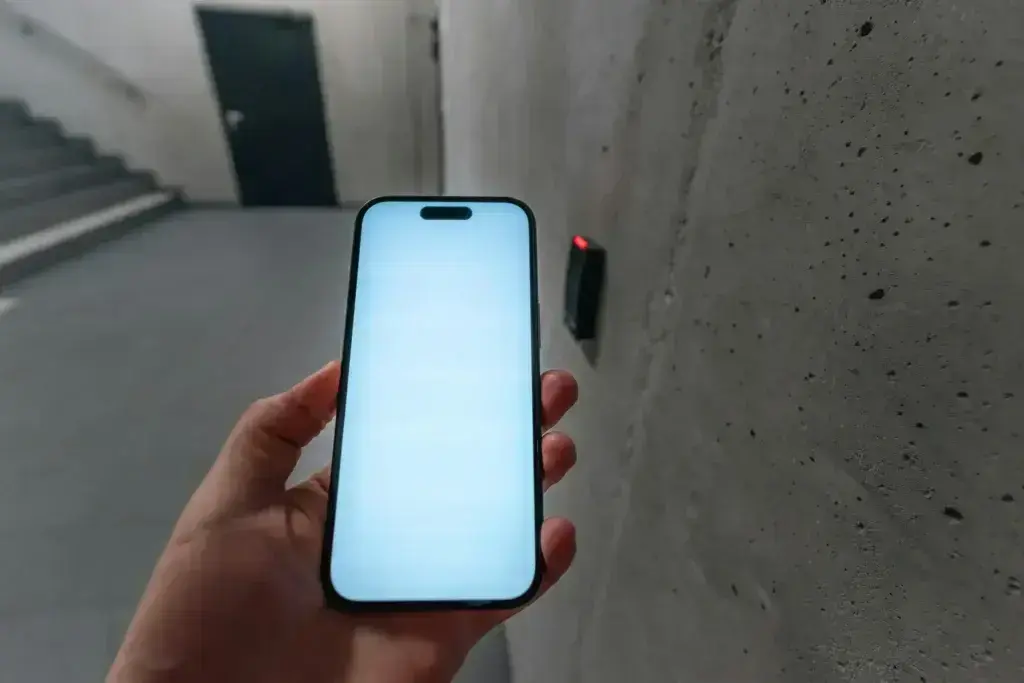 Foto de Jakub Zerdzicki: https://www.pexels.com/es-es/foto/lector-de-control-de-acceso-para-telefonos-inteligentes-para-entrada-a-la-oficina-33335189/