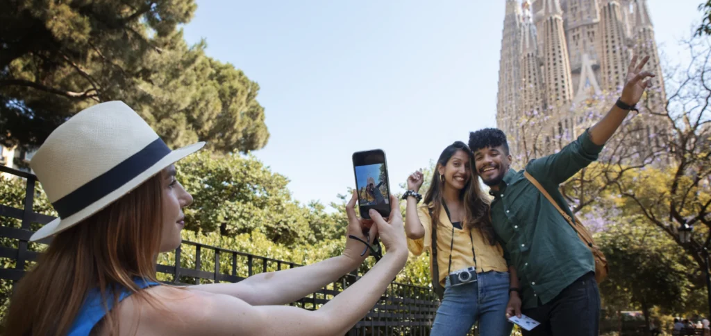 Turistas frente a la Sagrada Familia en Barcelona, punto clave del turismo en España - Imagen de Stock (Freepik.es)