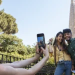 Turistas frente a la Sagrada Familia en Barcelona, punto clave del turismo en España - Imagen de Stock (Freepik.es)