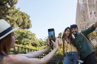 Turistas frente a la Sagrada Familia en Barcelona, punto clave del turismo en España - Imagen de Stock (Freepik.es)