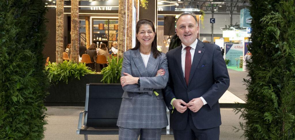 El acuerdo ha sido suscrito por la Directora General Comercial e Inmobiliaria de Aena, María José Cuenda, y el Presidente de Spain Film Commission, Juan Manuel Guimeráns