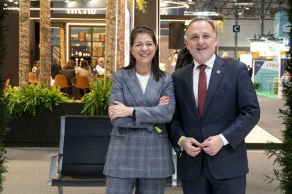 El acuerdo ha sido suscrito por la Directora General Comercial e Inmobiliaria de Aena, María José Cuenda, y el Presidente de Spain Film Commission, Juan Manuel Guimeráns