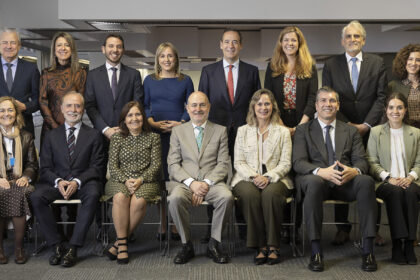 Gonzalo Gortázar, Consejero Delegado de CaixaBank, con el Comité Consultivo de accionistas en Barcelona / Imagen de Jordi Play