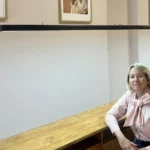 La emprendedora Helena Prats en su local de coworking de belleza, The Pink Philippa